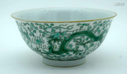 A Chinese porcelain bowl decorated with dragons. 7,5 x