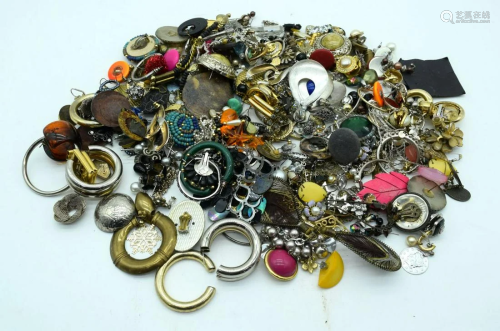 A quantity of costume jewellery Qty.