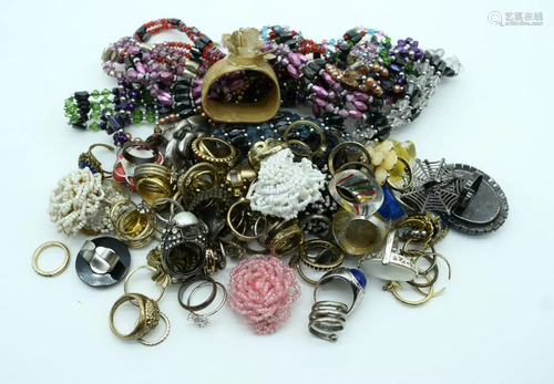 A quantity of costume jewellery Qty.