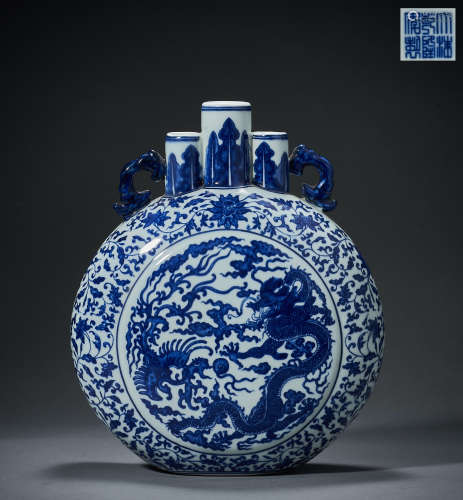 QING DYNASTY,BLUE AND WHITE DRAGON PATTERN FLAT BOTTLE