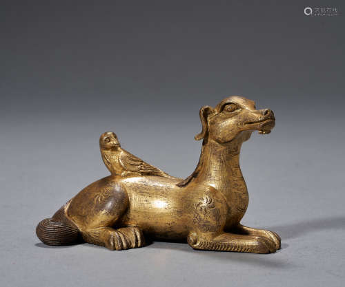 QING DYNASTY,BRONZE GILT BEAST-SHAPED PAPERWEIGHT
