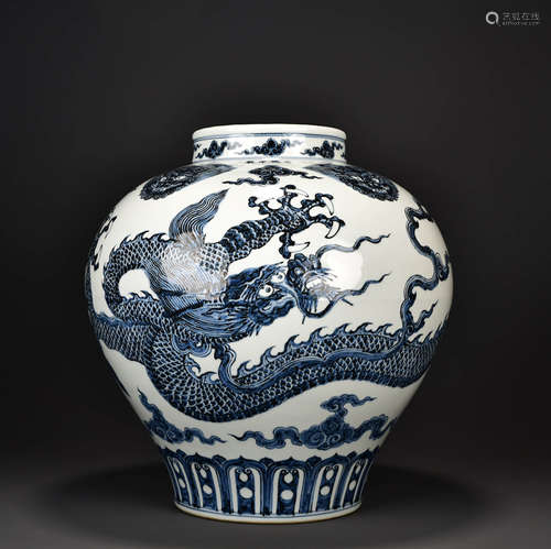 A Large Blue And White Dragon Pattern Porcelain Jar