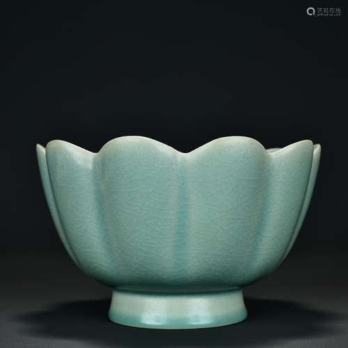 A Ru Kiln Lotus Flower Porcelain Bowl