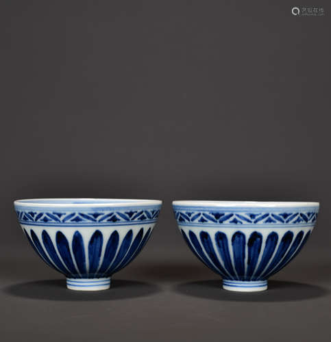 A Pair Of Blue And White Flower And Leaf Porcelain Bowl