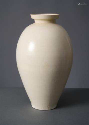 A CHINESE WHITE-WARE VASE  SONG DYNASTY (960-1279)