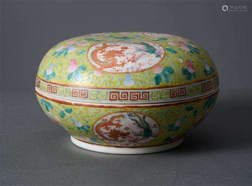 A CHINESE YELLOW-GROUND FAMILLE ROSE COVERED BOX
QING DYNAST...