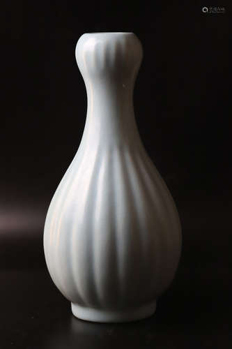 A Ru Kiln Grey Glazed Porcelain Vase