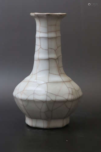 A Ge Type Grey Glazed Porcelain Vase