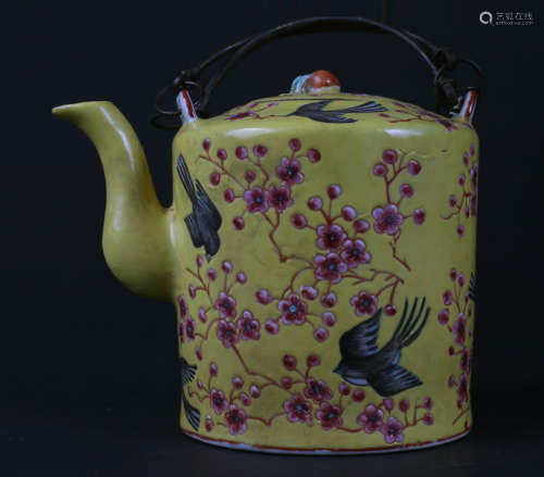 粉彩黄釉喜鹊花卉茶壶