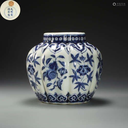 Blue and White Kiln vase with Floral Design from Qing