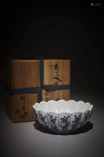 A BLUE AND WHITE PETAL-SHAPED BOWL