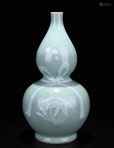 A CELADON GLAZE DOUBLE GOURD-SHAPED VASE