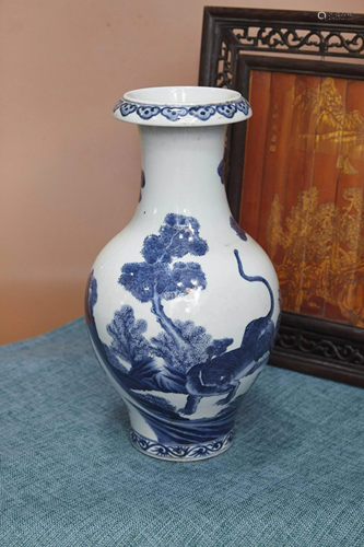 A BLUE AND WHITE FIGURE DISH-TOP VASE