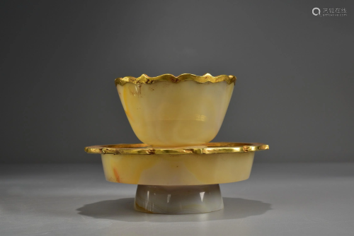 A SILVER GILDING AGATE LOBED CUP AND CUP STAND