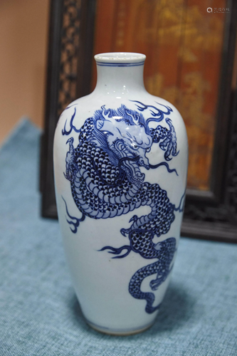 A BLUE AND WHITE DRAGON VASE