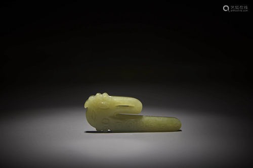 A YELLOW JADE ORNAMENT