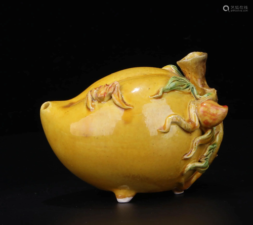 A SANCAI GLAZE PEACH-FORM WATER DROP