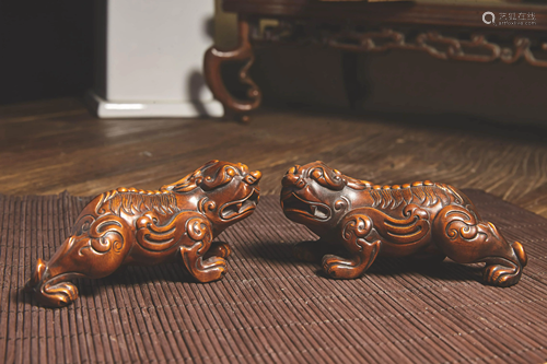 A PAIR OF CARVED BOXWOOD BEASTS