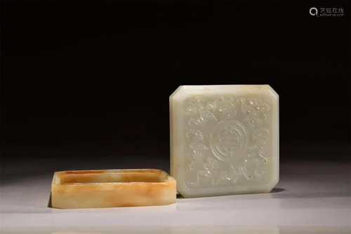 A CARVED JADE FIVE BATS SEAL BOX AND COVER