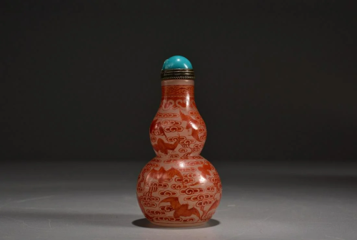 A DOUBLE-GOURD SHAPED SNUFF BOTTLE