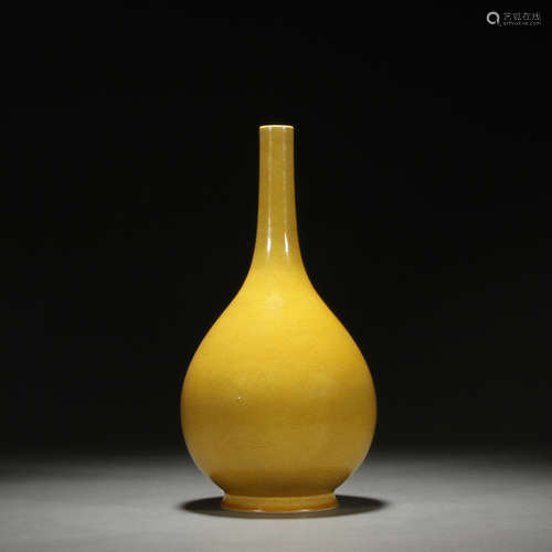 Qing Dynasty, yellow glaze bottle