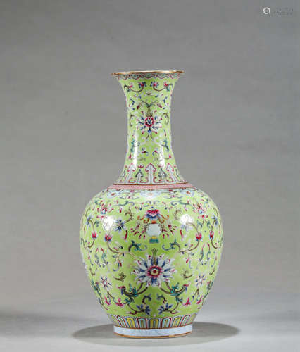 AN APPLE-GREEN GLAZE FAMILLE ROSE LOTUS VASE, WITH