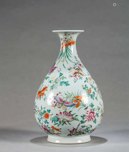 A FAMILLE ROSE BUTTERFLY AND FLOWER VASE, WITH YON