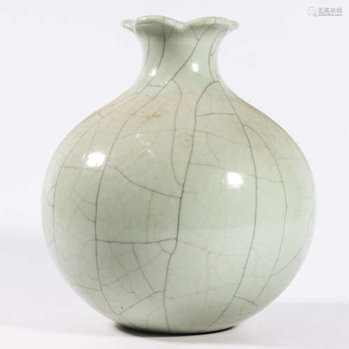 A GE TYPE POMEGRANATE-SHAPED ZUN VASE