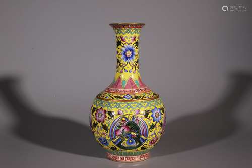 CHINESE FAMILLE ROSE PORCELAIN VASE