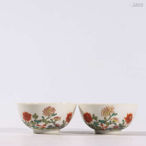 A PAIR OF FAMILLE ROSE ‘FLOWER’ BOWLS