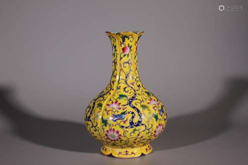 CHINESE FAMILLE ROSE PORCELAIN VASE