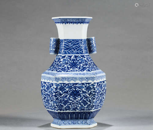 A BLUE AND WHITE FLOWER HEXAGONAL VASE, WITH YONGZ