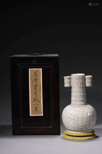 CHINESE GE TYPE PORCELAIN VASE, WITH BOX