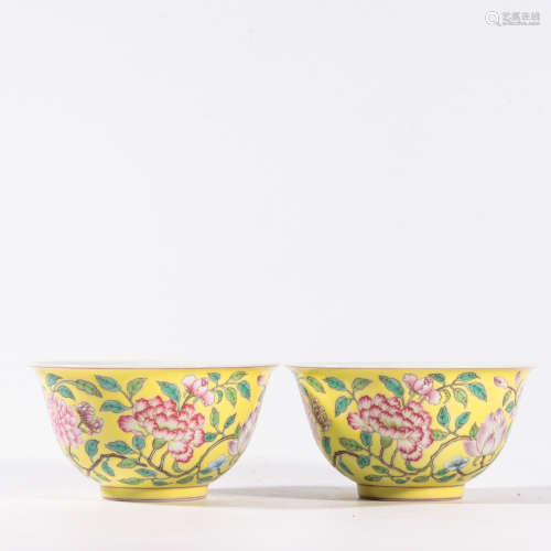 A PAIR OF YELLOW GROUND FAMILLE ROSE ‘FLOWER’ BOWL