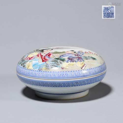 CHINESE FAMILLE ROSE PORCELAIN COVER BOX