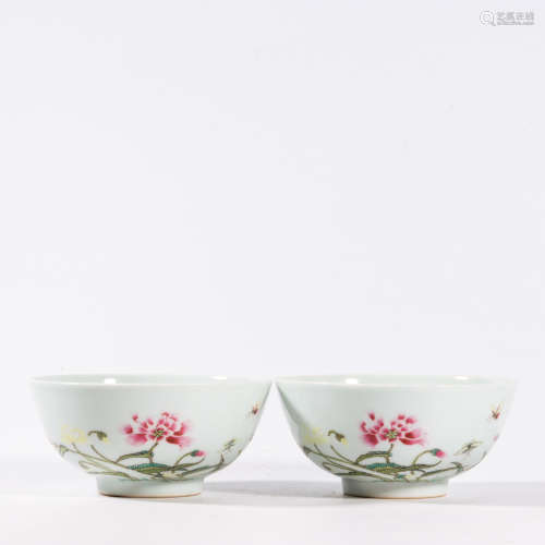 A PAIR OF FAMILLE ROSE ‘FLOWERS’ BOWLS