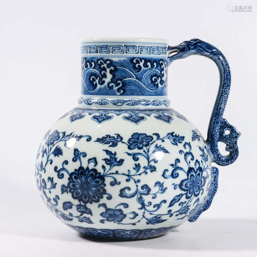 A BLUE AND WHITE ‘INTERLOCKING LOTUS’ FLOWER EWER