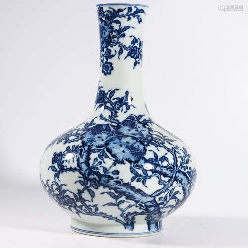 A BLUE AND WHITE ‘POMEGRANATE’ BOTTLE VASE