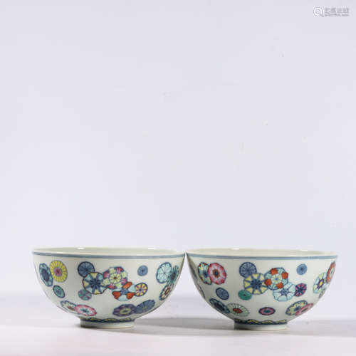 A PAIR OF DOUCAI ‘FLOWER CLUSTER’ BOWLS