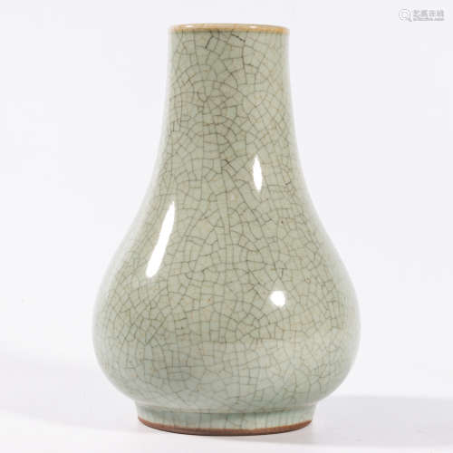 A GE TYPE ICE CRACKING GLOBULAR VASE