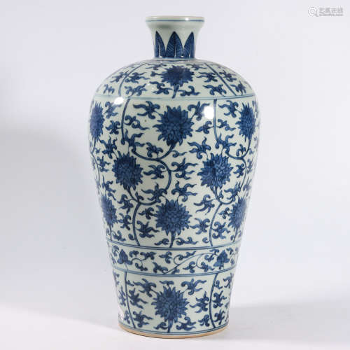 A BLUE AND WHITE ‘INTERLOCKING LOTUS’ MEIPING VASE