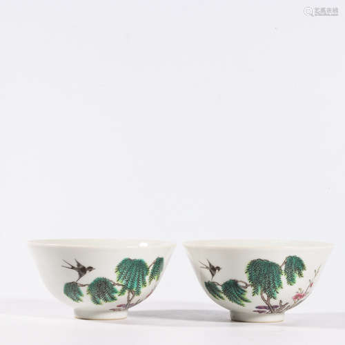 A PAIR OF FAMILLE ROSE ‘FLOWER AND BIRD’ BOWLS