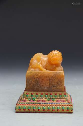 CHINESE YELLOW SOAPSTONE FOOLION SEAL