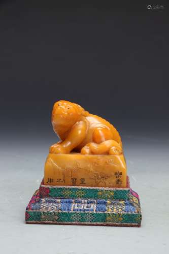 CHINESE YELLOW SOAPSTONE FOOLION SEAL