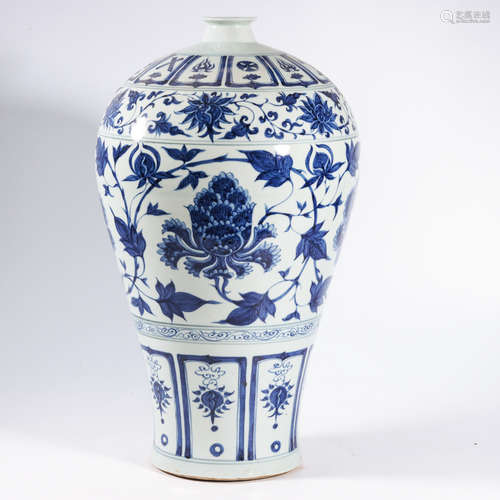 A BLUE AND WHITE ‘FLOWER’ MEIPING VASE