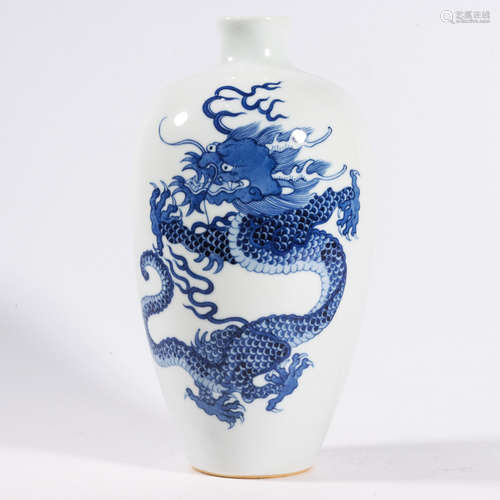 A BLUE AND WHITE ‘DRAGON’ MEIPING VASE