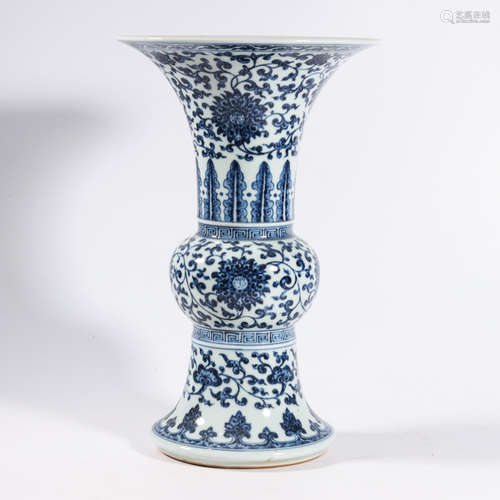 A BLUE AND WHITE 'INTERLOCKING LOTUS’ BEAKER VASE