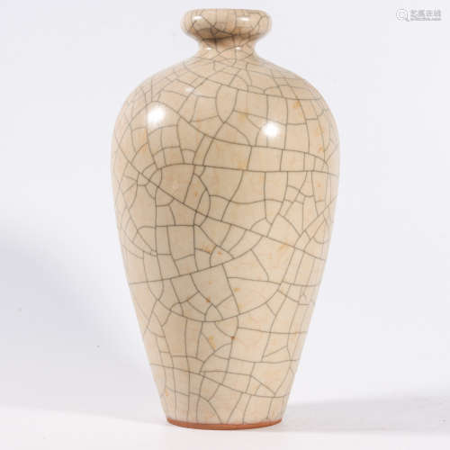 A GE TYPE ICE CRACK MEIPING VASE
