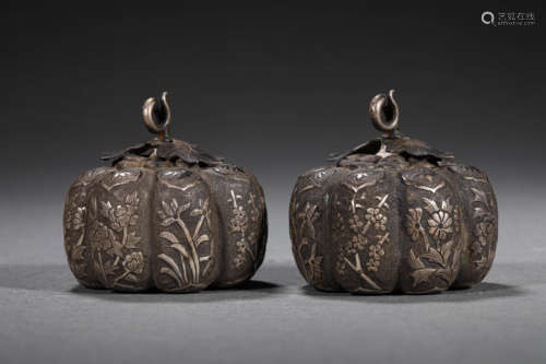 A PAIR OF MING DYNASTY FLOWER SILVER CINNABAR