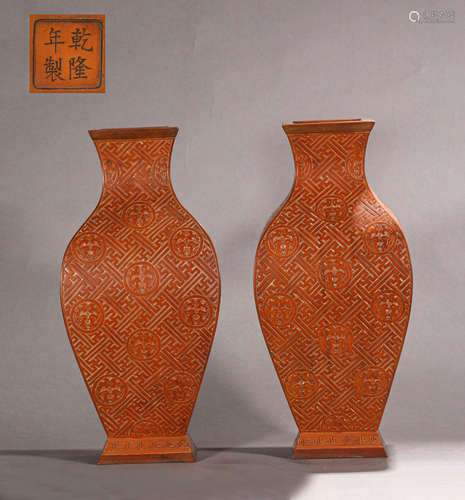 A PAIR OF QING DYNASTY TABASHEER ORNAMENTAL BOTTLES